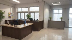 オフィス/社内/広いデスク/イラスト素材